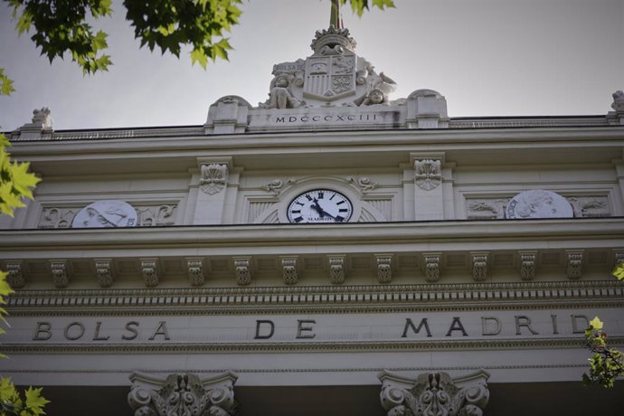 Part superior de la faana de l'edifici de la Borsa de Madrid.