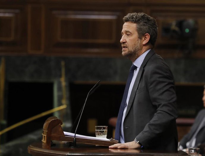 El diputado del PP, Jaime Eduardo de Olano, interviene durante la primera sesión de control al Ejecutivo celebrada en el Congreso desde que se declaró el estado de alarma el pasado 14 de marzo, un pleno reclamado desde hace semanas por la oposición y qu