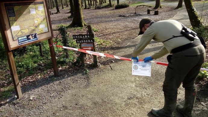 Un guarda forestal precinta un merendero.