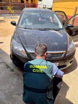 Un agente de la Guardia Civil con uno de los vehículos.