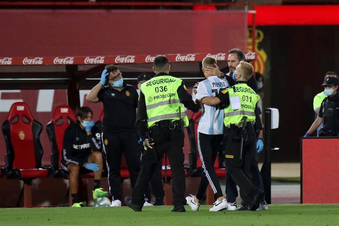 Los miembros de la seguridad de Son Moix retiran al espontáneo que saltó al terreno de juego