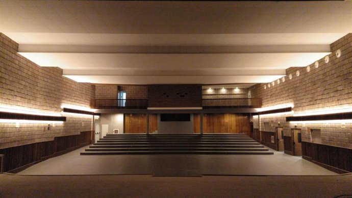 El Salón Blanco de la localidad de La Almunia de Doña Godina luce una renovada imagen a falta del equipamiento.