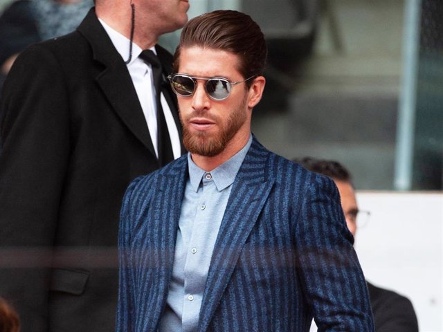 Sergio Ramos presumiendo de su inconfundible estilo durante un evento deportivo