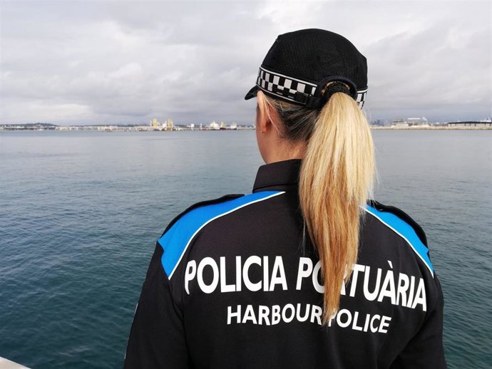 Una agente de la policía portuaria del Puerto de Tarragona con el nuevo uniforme