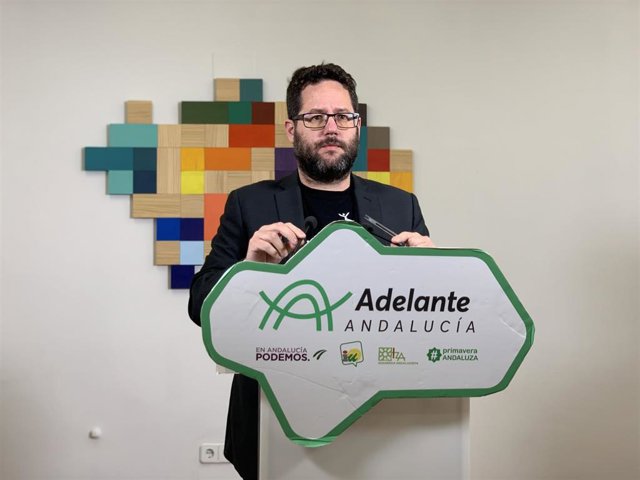 El portavoz adjunto del grupo parlamentario Adelante Andalucía, José Ignacio García, en rueda de prensa