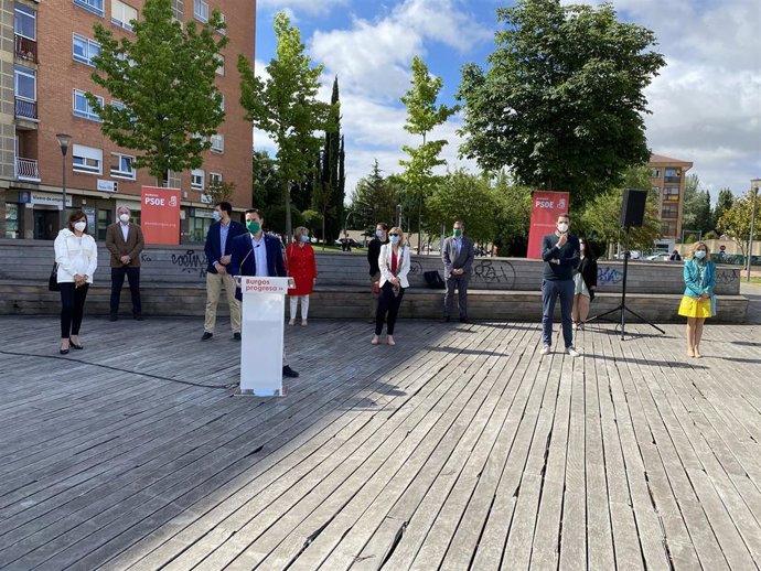 Daniel De La Rosa, Alcalde De Burgos (En El Atrili) Junto Al Resto De Concejales Del Equipo De Gobierno.