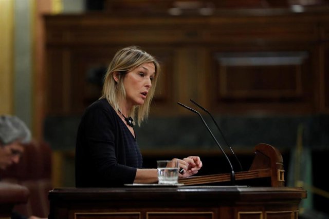 La diputada del PNV Idoia Sagastizabal interviene en un pleno 