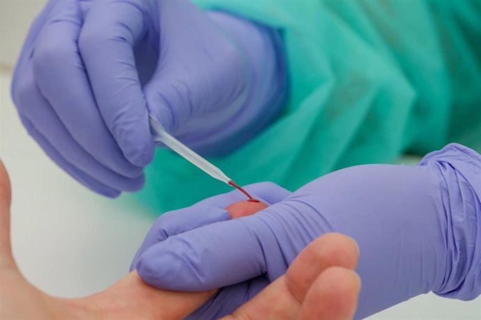 Una trabajadora sanitaria realiza una prueba diagnóstica del coronavirus (Archivo)