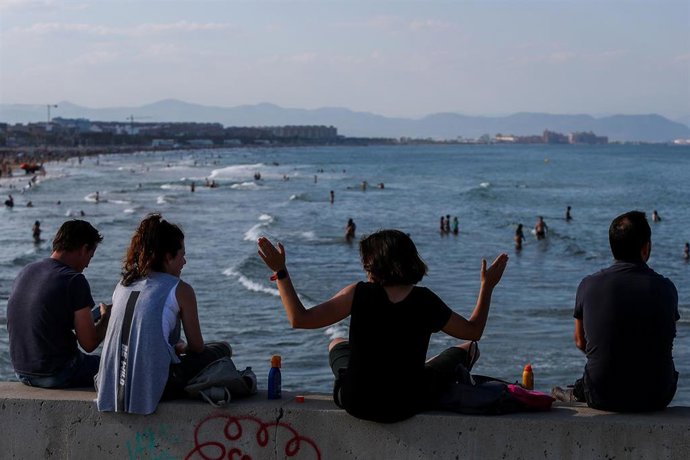 Varias personas descansan junto a la playa de la Malvarrosa durante la fase 2 de la desescalada en la pandemia de coronavirus COVID19. En Valencia, España, a 3 de junio de 2020.