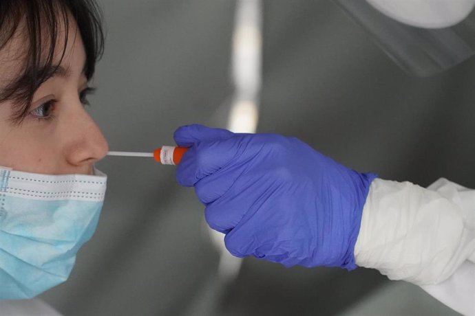 Trabajadores sanitarios realizan test de Covid-19 en la zona habilitada en el Hospital de Basurto en Bilbao. En Bilbao, Euskadi (España), a 9 de junio de 2020.