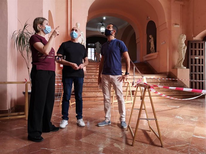 El portavoz de Adelante Sevilla, Daniel González Rojas, durante su visita a la Escuela de Arte