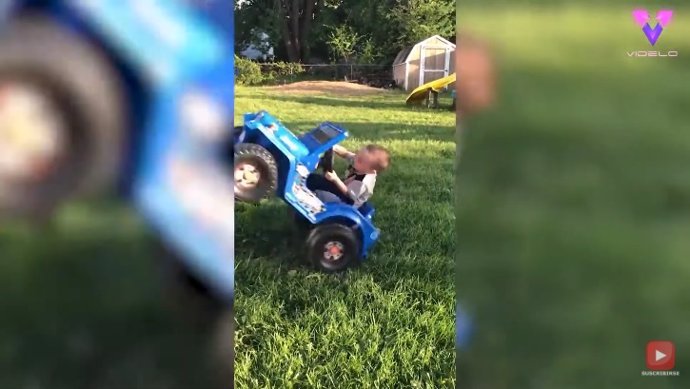 Este niño de 2 años hace un caballito girando sobre las ruedas traseras de su coche de juguete