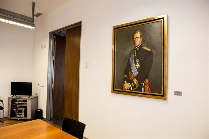 Cuadro del rey emérito Juan Carlos I que el Parlamento de Navarra ha acordado retirar.