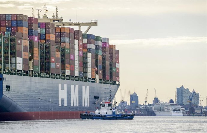 07 June 2020, Hamburg: The world's largest container ship "HMM Algeciras" enters the port of Hamburg on its maiden voyage. Photo: Axel Heimken/dpa