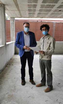 El delegado de Cohesión Territorial de la Diputación de Córdoba, Juan Díaz (izda.), visita las obras de un edificio de uso educativo en Almedinilla