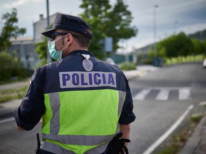 Un Policía Nacional protegido con mascarilla sanitaria durante un control de movilidad realizado en Pamplona
