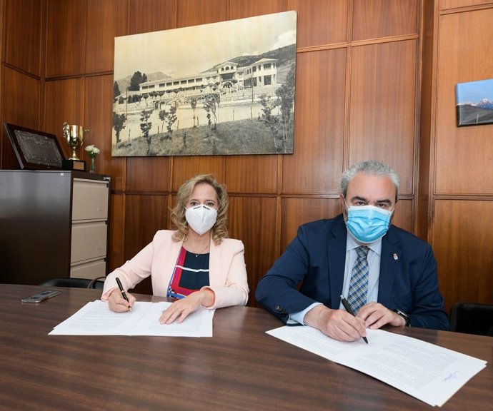 Audios Y Foto Directora De Minería Firma De Convenio Fundoma Y Real Oviedo