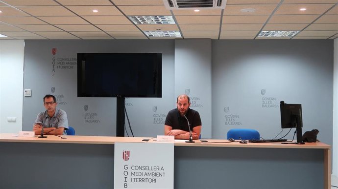 EL conseller de Medio Ambiente y Territorio, Miquel Mir, y el gerente del Cofib, Lluis Parpal.