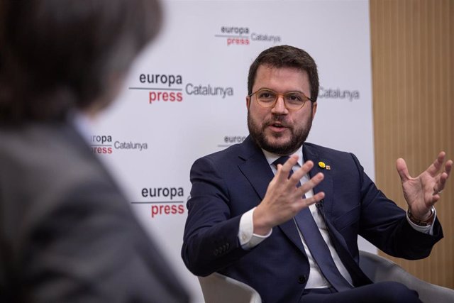 El vicepresidente de la Generalitat de Catalunya y conseller de Economía y Hacienda, Pere Aragonès (d), conversa con el delegado de Europa Press de Catalunya, Jordi Fernández (i), durante uno de los Encuentros Digitales de Europa Press presentado por el p