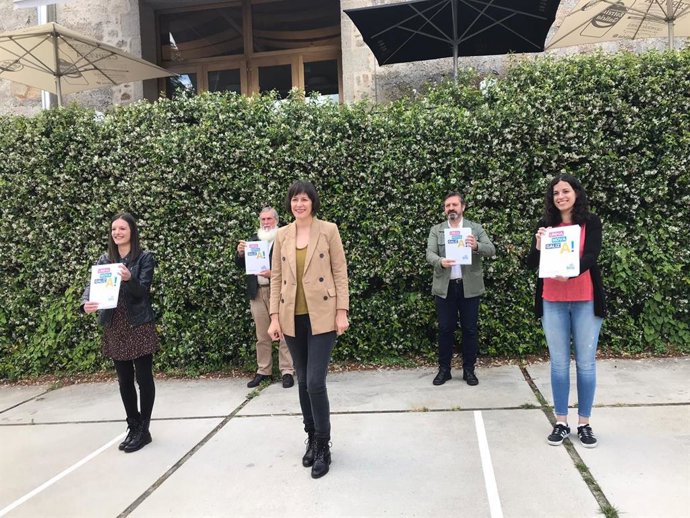 La portavoz nacional del BNG y candidata a la Presidencia de la Xunta, Ana Pontón, en la presentación del programa electoral para el 12 de julio, junto a los cabeza de lista