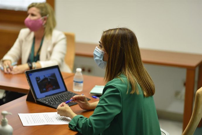 La portavoz de Educación del grupo parlamentario socialista, Beatriz Rubiño, reunida con la plataforma de Escuelas Infantiles 'La Escuela que eliges'