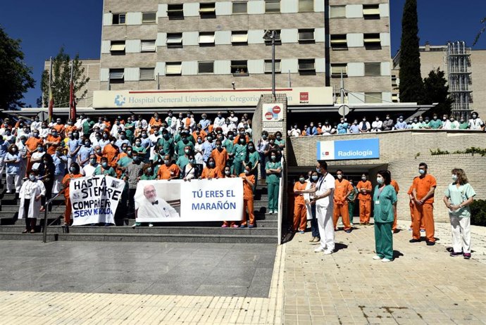 Profesionales sanitarios del  Hospital Gregorio Marañón guardan un minuto de silencio en homenaje al médico especialista en nefrología e investigador del centro Alberto Tejedor, que ha fallecido a causa de coronavirus.