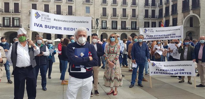 Concentración de hosteleros cántabros frente a la Delegación del Gobierno en Cantabria