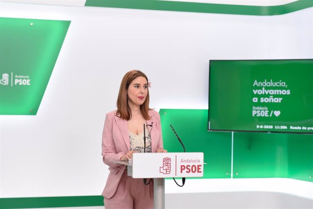La parlamentaria andaluza del PSOE-A Beatriz Rubiño, en rueda de prensa. Imagen de archivo.