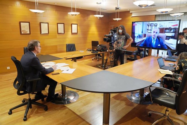 Feijóo participa en uno de los Encuentros Digitales de Europa Press moderado por el presidente de la agencia, Asís Martín de Cabiedes (en pantalla), en Santiago de Compostela, A Coruña, Galicia (España), a 15 de junio de 2020.
