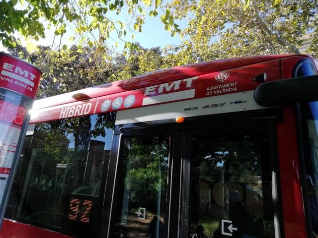 Imagen de un autobús de la EMT de València.