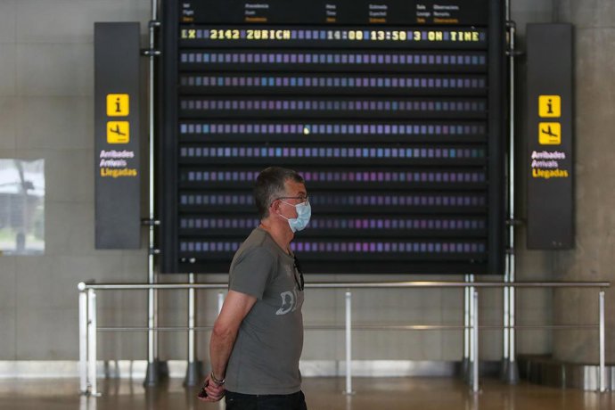 Una persona espera en el interior del aeropuerto de Manises (Valencia) la llegada del primer vuelo internacional desde que se decretó el confinamiento