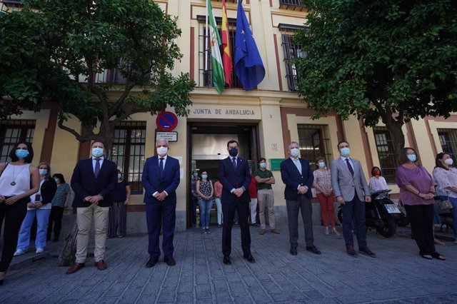 El presidente de la Junta, Juanma Moreno, en Sevilla durante el minuto de silencio guardado por la víctima del crimen machista de Úbeda (Jaén). 