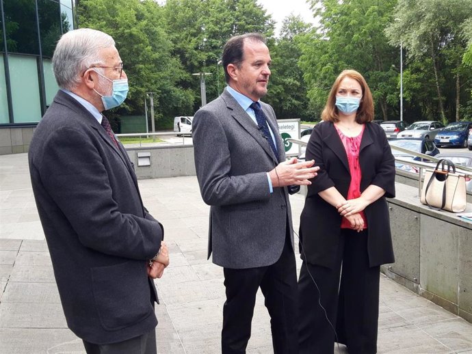 Los dirigentes del PP José Luis Arrúe, Carlos Iturgaiz y Muriel Larrea en San Sebastián