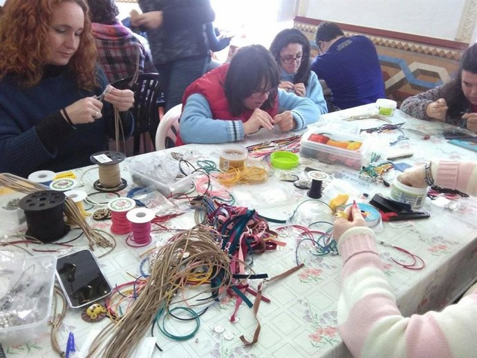 Taller artesanal con personas con diversidad funcional