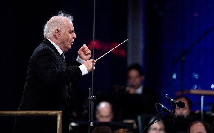 09 November 2019, Berlin: Conductor Daniel Barenboim performs with the State Chapels Berlin during the celebration of the 30th anniversary of the fall of the Berlin Wall at the Brandenburg Gate. Photo: Bernd von Jutrczenka/dpa