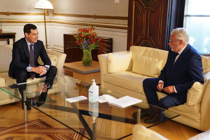 El  presidente de la Junta, Juanma Moreno, se reúne con el Defensor del Pueblo andaluz, Jesús Maeztu