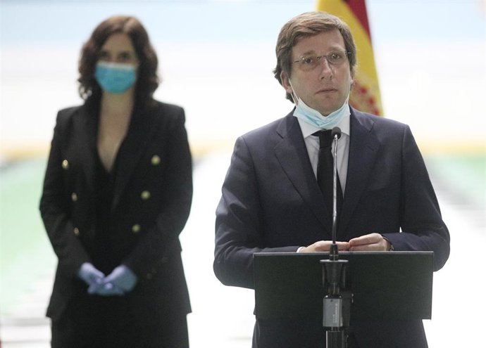 El alcalde de Madrid, Jose Luis Martínez Almeida, en el acto de clausura de la morgue improvisada instalada en el Palacio de Hielo el pasado 22 de abril de 2020.