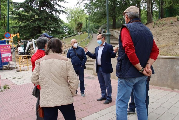 Visita del concejal Luis Vélez a las obras del Parque Patricia.