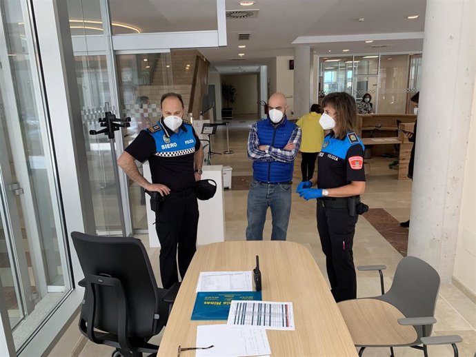 Presencia policial en el Centro Polivalente Integrado de Lugones