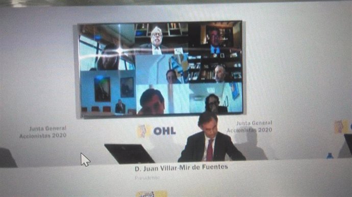 Junta de accionistas telemática de OHL de 2020, con la imagen de los consejeros, entre ellos los hermanos Amodio, tras el presidente, Juan Villar-Mir de Fuentes.