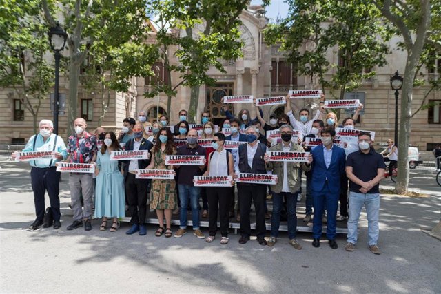 Òmnium, partidos, entidades y sindicatos piden la libertad de los presos del 1-O ante el TSJC