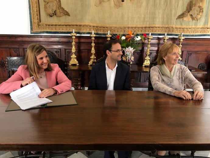 La presidenta de Diputación, Irene García, firma el convenio cultural