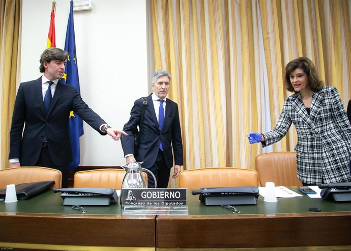 Pablo Montesinos, del PP, con el ministro Fernando Grande-Marlaska y la presidenta de la Comisión de Interior, Ana María Botella. 