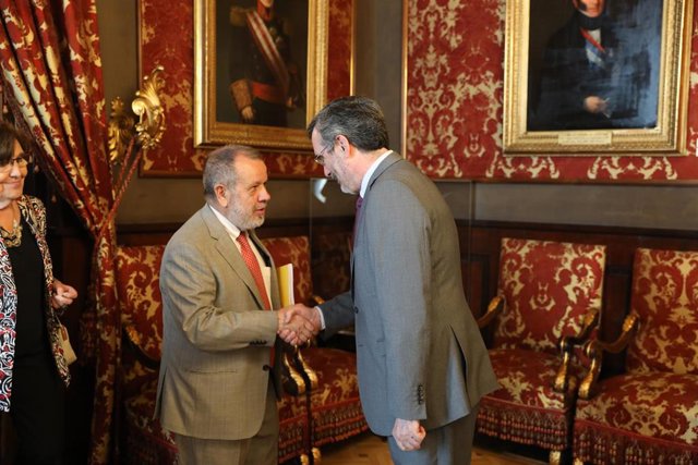 El presidente del Senado, Manuel Cruz (d), recibe en el Senado al Defensor del Pueblo en funciones, Francisco Fernández Marugán (i), que le hace entrega del informe anual de su institución.