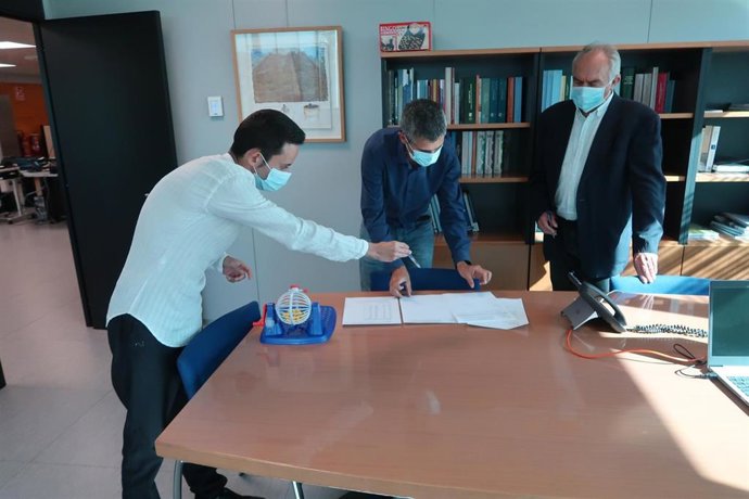 Imagen del sorteo de las letras de desmpate para los procesos de admisión.