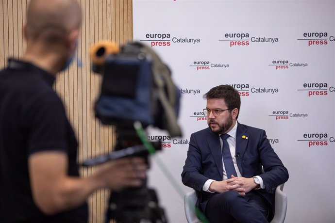 El vicepresident de la Generalitat de Catalunya i conseller d'Economia i Hisenda, Pere Aragons, parla amb el delegat d'Europa Press de Catalunya, Jordi Fernández, durant una de les Trobades Digitals d'Europa Press.