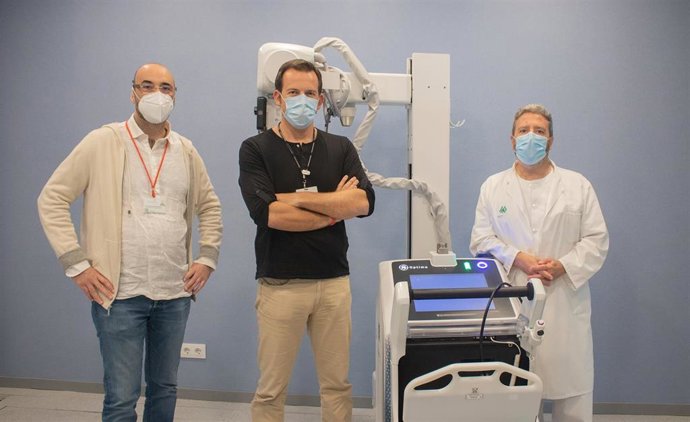 El Hospital Universitario Virgen del Rocío recibe dos equipos de rayos X portátiles donados por Endesa al SAS