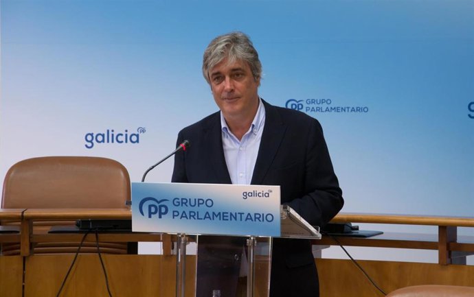 El portavoz parlamentario del PPdeG, Pedro Puy, en rueda de prensa este lunes, la primera presencial y telemática en el covid-19