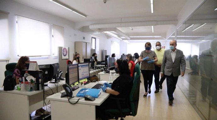El alcalde de Málaga durante su visita a servicio telefónico centralizado