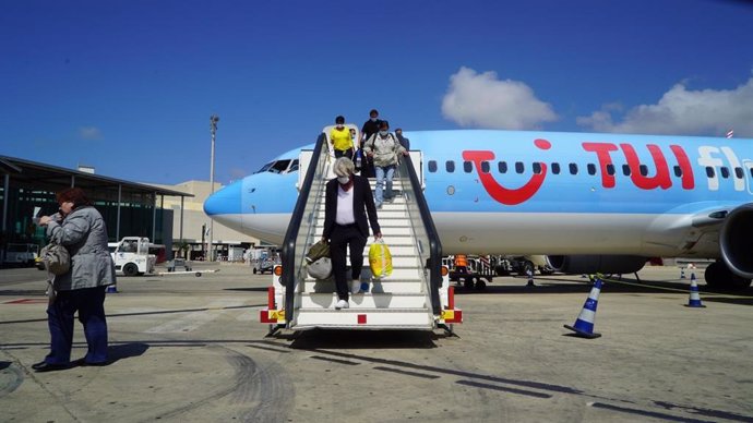 Pasajeros alemanes del vuelo de TUI desembarcan en Palma en el plan piloto de turismo.